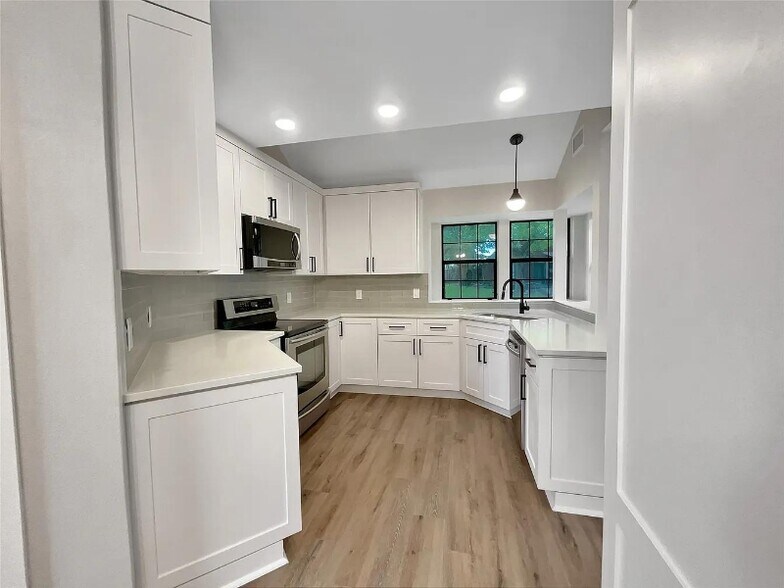 Building Photo - 811 Fawn Valley Dr