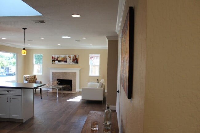 Building Photo - 1376 Bouret Dr