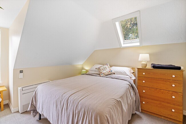 Building Photo - Fully Furnished Northside Bungalow Available for Month of August, 2026