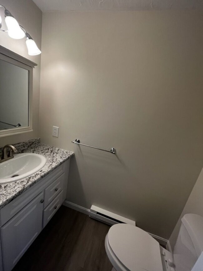 Building Photo - Gorgeous Renovated Townhouse!