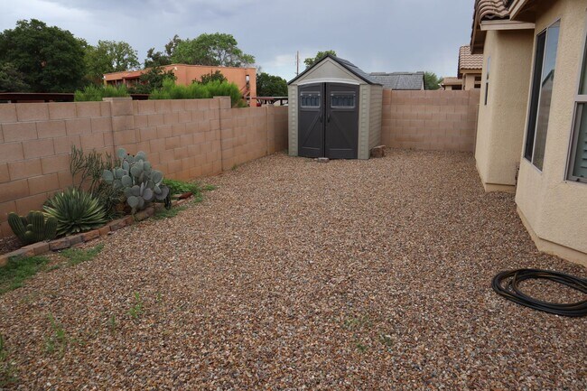 Building Photo - Livable, Lovable, & Avaiable!