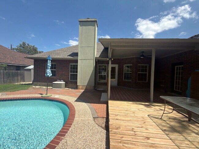 Building Photo - 3 bed 2 bath 2 car garage & pool.