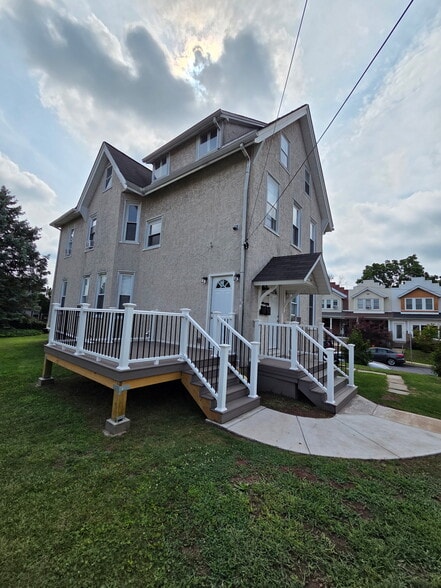 Private deck and entrance with large yard - 146 E 2nd St