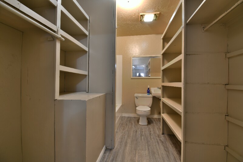 Building Photo - 808 W Cypress Ave