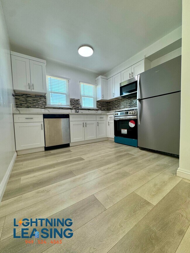 Building Photo - 1363 1/2 Hauser Blvd-1D