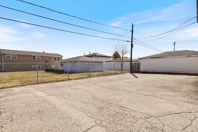 Building Photo - 7653 Roberts Rd