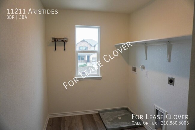 Building Photo - Feels Like New, 3 Bedroom in Champions Manor