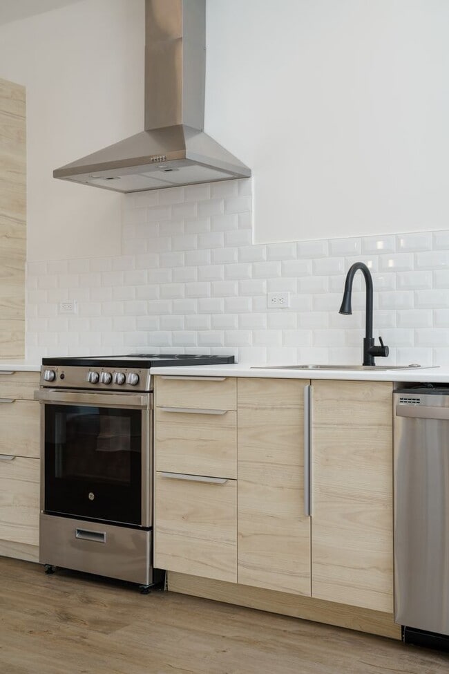 Building Photo - Knott House