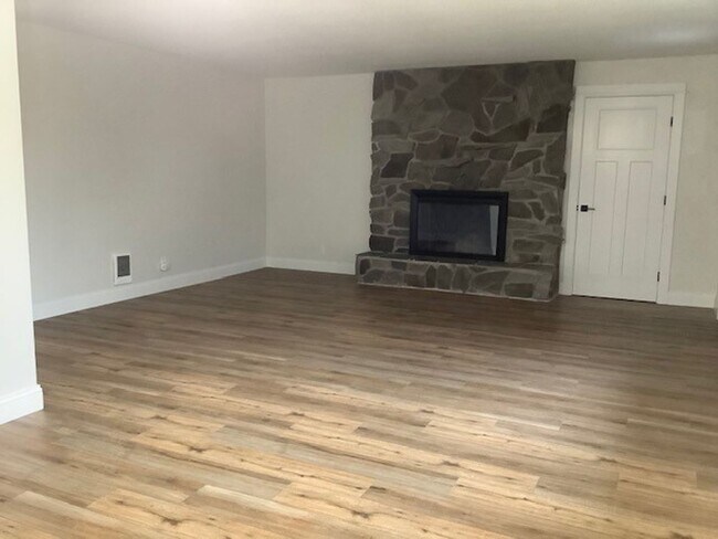 Building Photo - 2077