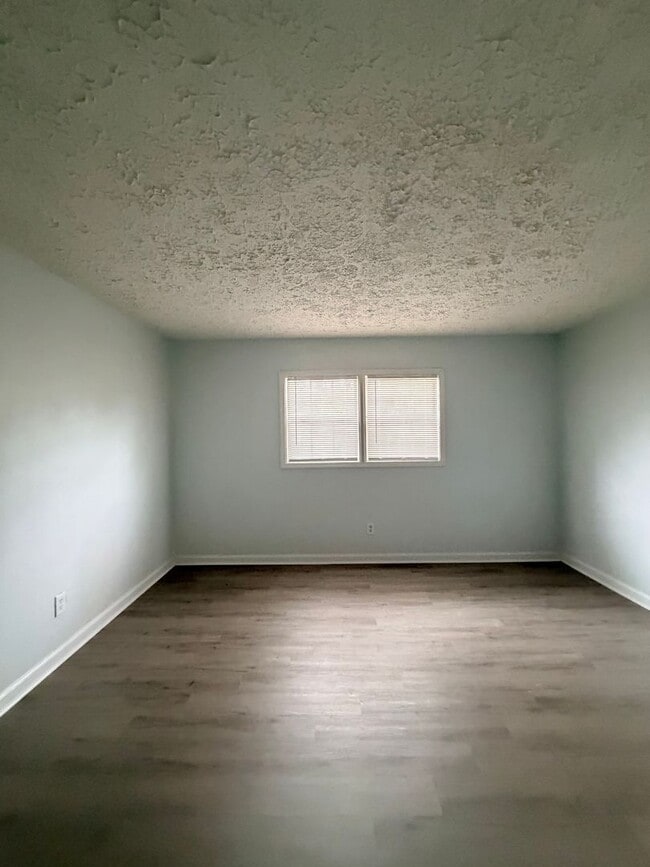 Building Photo - Dodson Courtyard - NOW LEASING - 1 & 2 Bedrooms