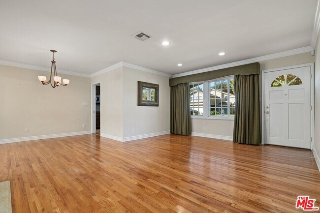 Building Photo - 5334 Bellaire Ave