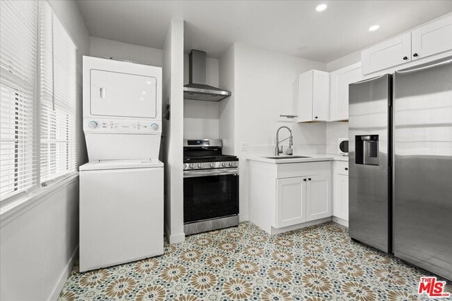 Building Photo - 205 S Reeves Dr