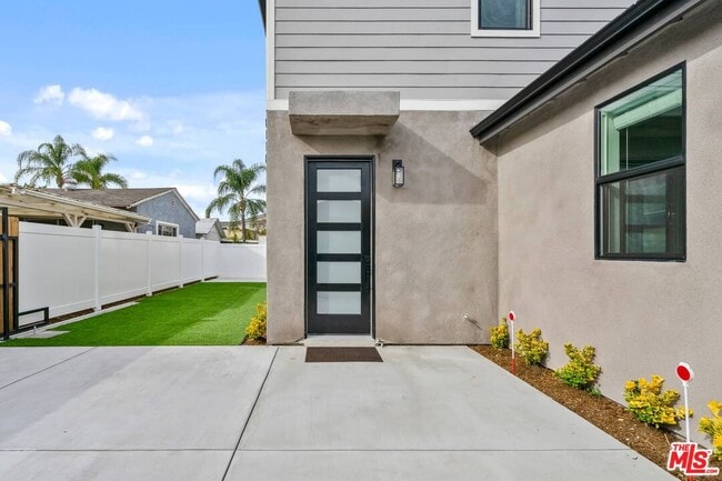 Building Photo - 3113 Hollydale Dr