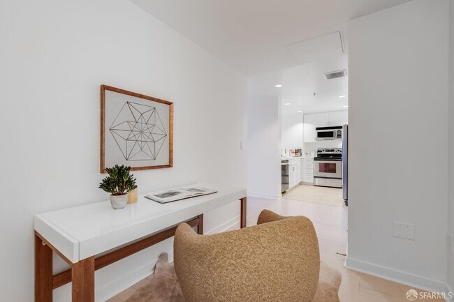 Building Photo - 260 King St