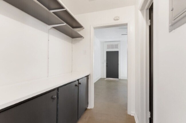 Building Photo - 1 Bedroom Duplex COMPLETELY UPDATED with D...
