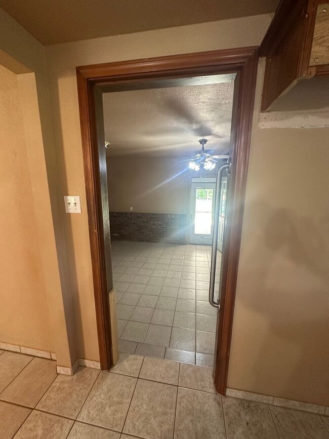 Building Photo - 16881 Beau-Kay Dr