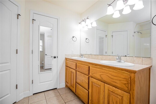 Building Photo - 520 Bonanza St