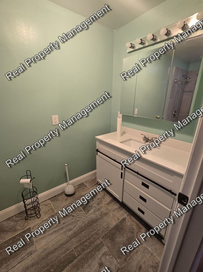 Building Photo - Three Bedroom Ranch