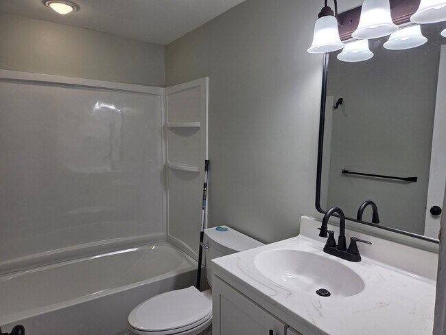 Building Photo - 763 Douglas St