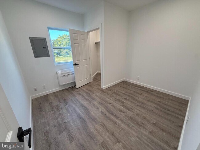 Building Photo - 6366 Rogers Ave