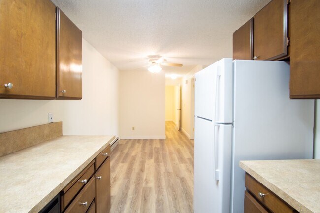 Building Photo - Spacious Top Flr 2Bdr Flat, W/D Hk-Up, D/W, Tons of Storage, Balcony!