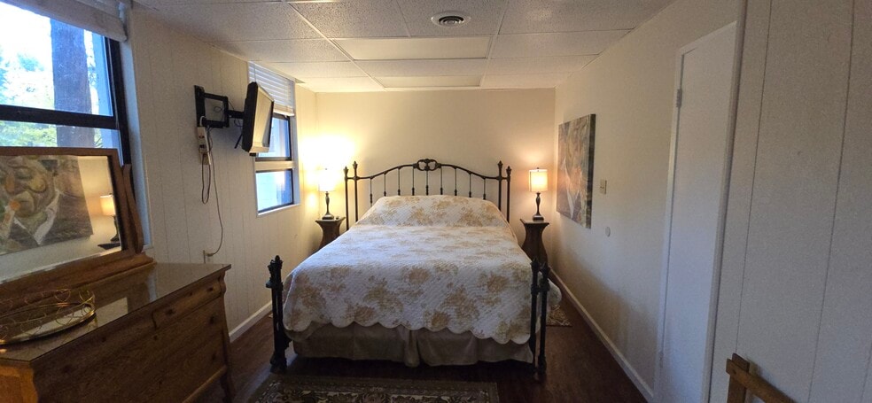 Building Photo - 1447 Lincoln Way