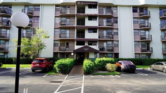 Building Photo - 2771 Riverside Dr