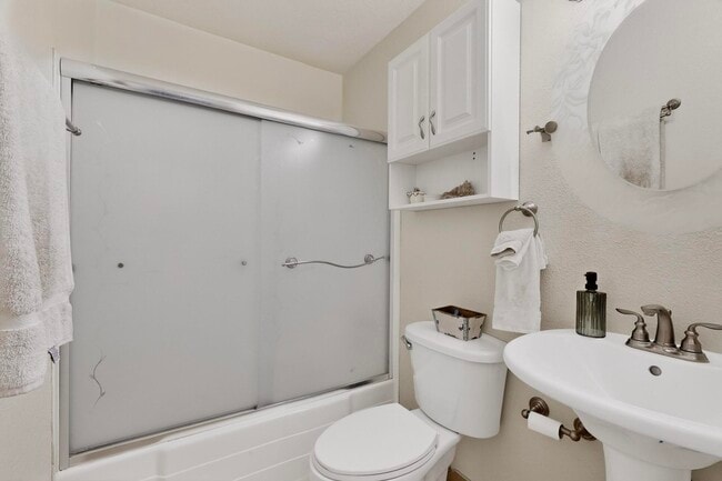 Building Photo - 6500 Martin Ct NE