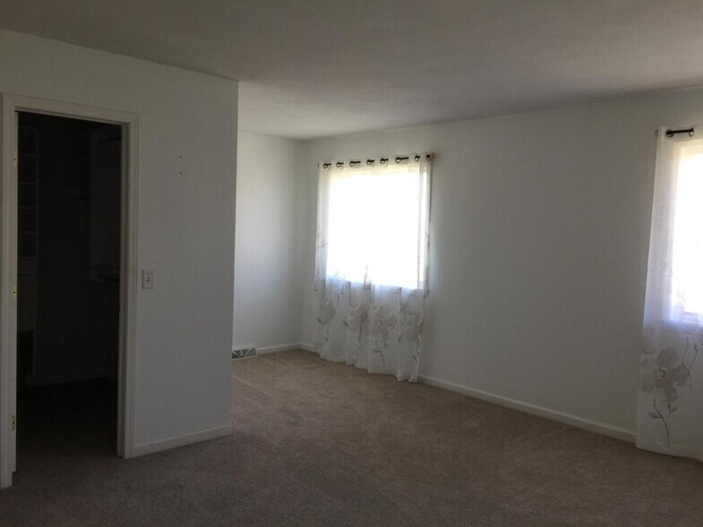 Building Photo - 100 Midlake Cir