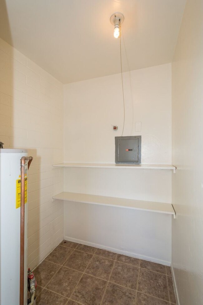 Building Photo - 4557 E Bellevue St