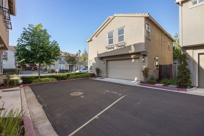 Building Photo - 5Bed/3Ba Home in Quiet Hayward Community w...