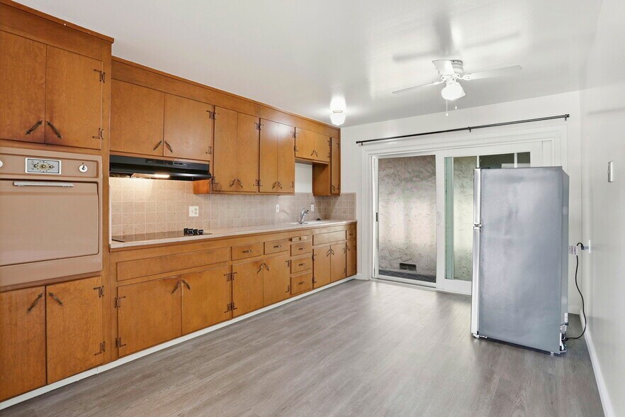 Building Photo - 2105 Royal Dr