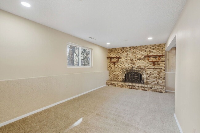 Building Photo - 1549 Sanderson Ave