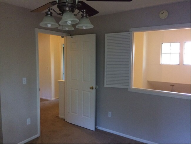 Building Photo - Spacious 3 Bedroom Home available in South...