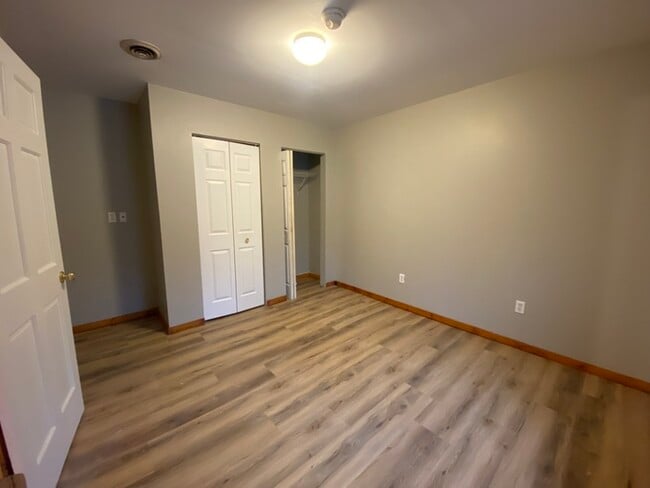 Building Photo - Spacious 3 bedroom 2 bath with 1 stall garage duplex outside city of Watertown for rent!