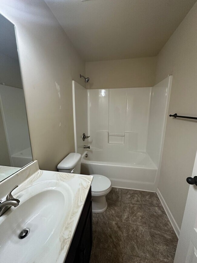 Building Photo - 549 W Holloway Dr