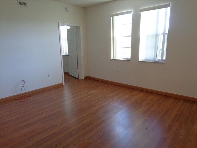 Building Photo - 533 NE 3rd Ave