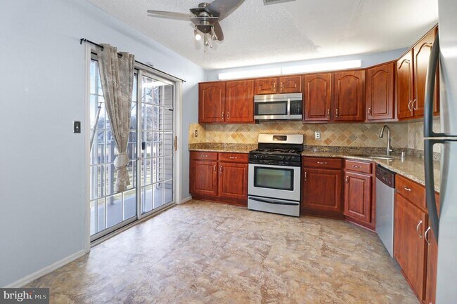 Building Photo - 2 Cheverny Ct