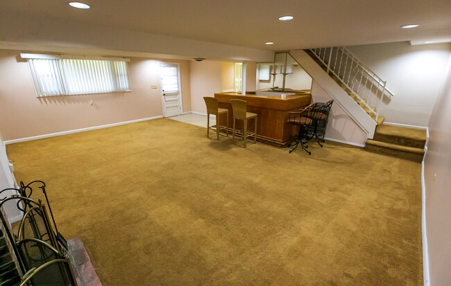 Building Photo - 5501 Auth Rd