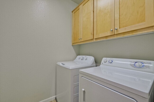 Building Photo - Wow! What a Great Home! Available Now!