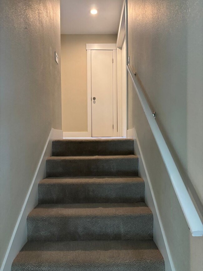 Building Photo - Large 4 Bedroom 3 bath Home, Plus Bonus Ro...