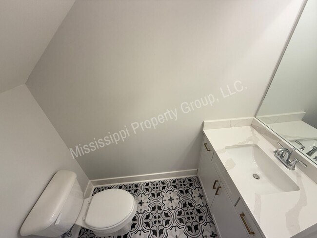 Building Photo - 703 Miramar Ln