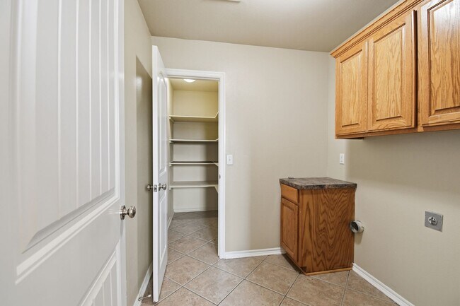 Building Photo - 3 Bed | 2 Bath | Jenks | Available Now