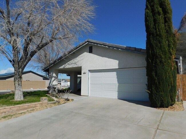 Building Photo - Gorgeous 3 Bed 2 Bath House in a Great Neighborhood