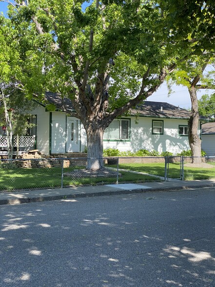 Primary Photo - 1006 25th St W