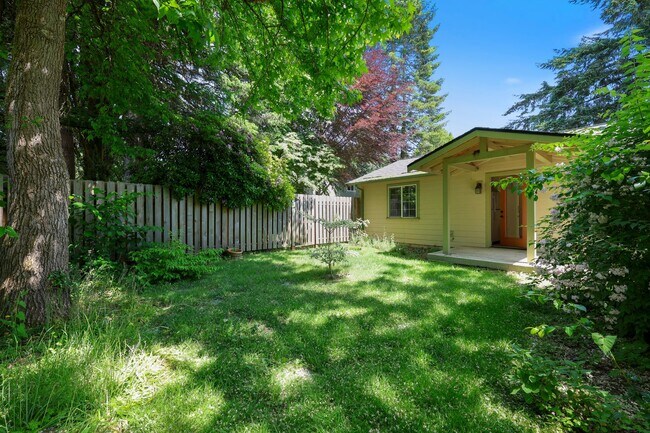 Building Photo - MOVE IN READY NOW! Stylish One-Bedroom A/C...