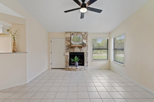 Building Photo - 609 Aspen Ln