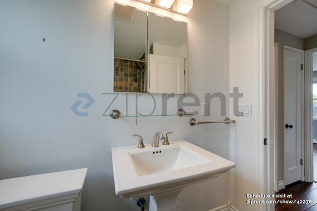 Building Photo - 4522 NE 54th St