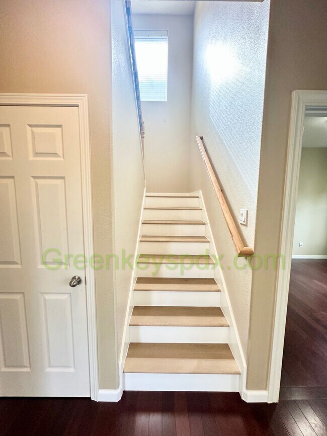 Building Photo - Beautiful 3 Bedroom 2.5 Bath House with fu...