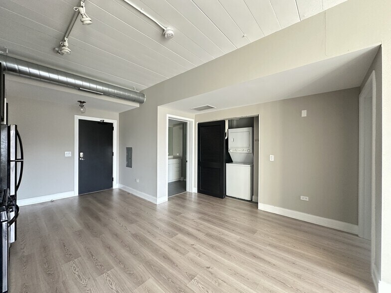 Building Photo - 941 W Belmont Ave